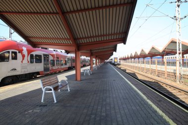 Polonya 'daki Przemyl Howny tren istasyonunun platformu ve rayları