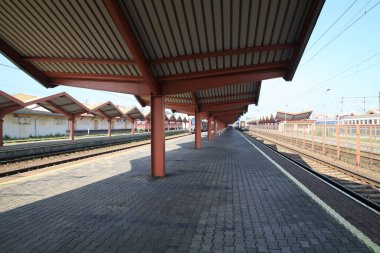 Polonya 'daki Przemyl Howny tren istasyonunun platformu ve rayları