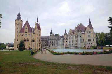 Moshna Kalesi, (17. yüzyıl), Polonya. Tüm tesis yaklaşık 200 hektarlık bir alanda bulunuyor. 1945 'te, sarayın iç kısımlarının çoğu Sovyet ordusu tarafından yok edildi ve sanat eserlerinin çoğu ihraç edildi.