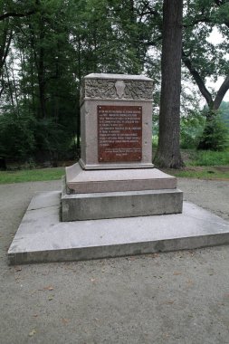 Polonya 'daki Opole Voyvoda' daki Moshn Kalesi 'nin eski sahiplerinin mezarlarının olduğu mezarlık. Thiele-Winkler ailesi..