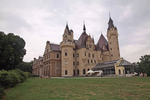 Κάστρο Moshna 17Ος Αιώνας Πολωνία Ολόκληρο Συγκρότημα Βρίσκεται Στο Έδαφος — Φωτογραφία Αρχείου