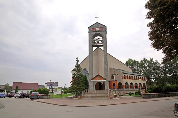 現代的な宗教建築物 モナの村のモナ城の近くの寺院 Strzelechki Gmina Krapkowicz郡 ポーランドのOpole Voivodeship — ストック写真