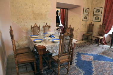 Ortaçağ şatosunun bulunduğu Eski Şato 'daki Şehir Müzesi' nin parçaları. Polonya 'nın Zhywiec kenti..  