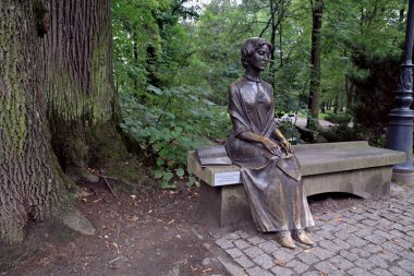 Alice Habsburg Heykeli (1889-1985) Polonya 'nın Zywiec kentindeki Habsburg Şatosu yakınlarındaki parkta