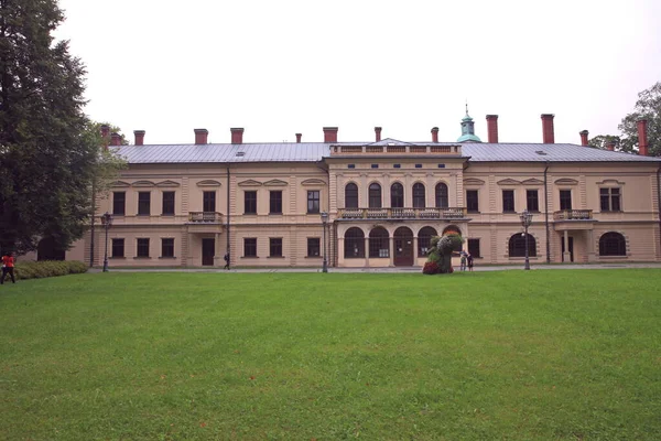 位于波兰南部伊维茨市索拉河畔的哈布斯堡宫是建筑师卡洛 皮耶兹卡 Karol Pieczka 设计的巴洛克风格建筑重建的结果 — 图库照片