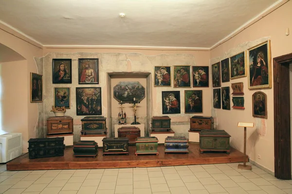 中世の城の敷地内に位置する旧城内の市立博物館の展示 ポーランドのZhywiec市 博物館では 民族誌の展示 骨董品 家庭用品 拷問室の展示を見ることができます — ストック写真