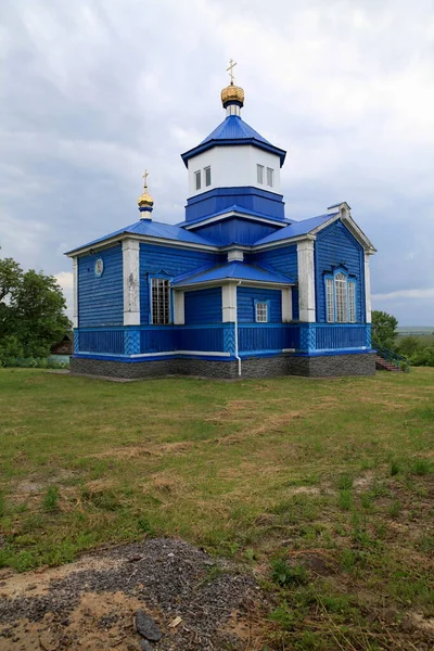 ウクライナのブジョク川の谷にあるクラシルヴァスカ市コミュニティの村にあるウッド セント マイケルズ教会 カシルヴィツァスキー地区 クメルヴィツキ地区 ウクライナのブジョク川の谷で 木製の前身の場所に1902年に建設された — ストック写真