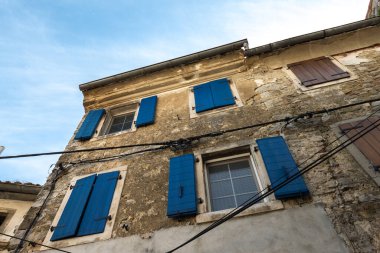 Eski çatıları olan yeşil vadinin manzarası.