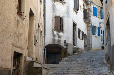 Eski çatıları olan yeşil vadinin manzarası.