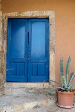 Eski çatıları olan yeşil vadinin manzarası.