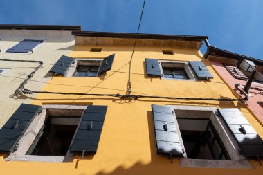 Parlak sarı taş evdeki pencereleri aç