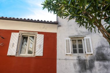 Avrupa 'da kırmızı ve beyaz taş ev manzarası