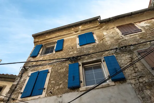 Eski çatıları olan yeşil vadinin manzarası.