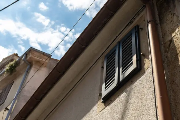 Motovun 'da kapalı kahverengi ahşap pencere