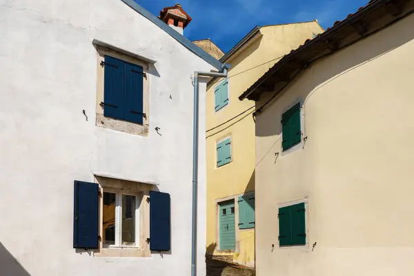 Hırvatistan 'ın eski kentinde minimalist evler