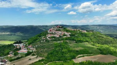 Dağdaki tepedeki eski taş köyün çarpıcı panoramik videosu.