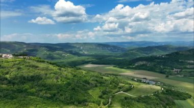 Avrupa 'daki yeşil vadinin yatay durağan panoramik görüntüsü