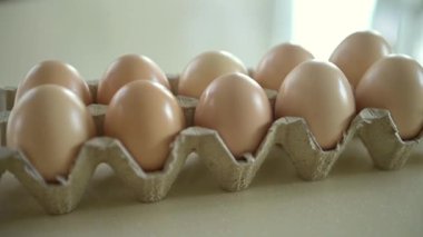 Kağıt paketin içindeki organik tavuk yumurtalarını yakınlaştır