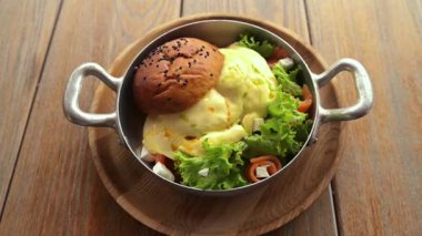 Lezzetli organik mevsim tohumları somon ve haşlanmış yumurta ile taze salamura edilmiş ekmek. 