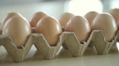 Kağıt pakette organik tavuk yumurtalarının yatay görünümü