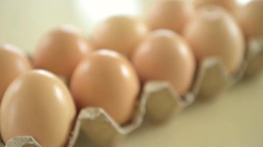 Kağıt pakette yumurta kabuklu organik tavuk yumurtası.