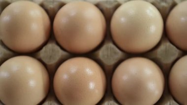 Kağıt pakette tavuklu organik yumurta.