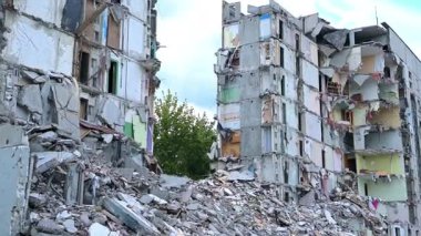 Harkiv Ukrayna 'daki savaştan zarar gören daireler