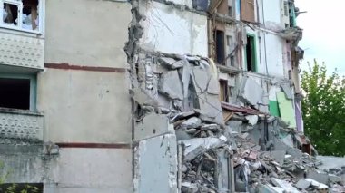 Kharkiv 'deki harabe apartmanı Rus saldırısıyla kapatıldı. 