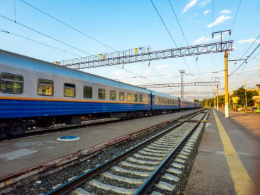 Demiryolu rayları. Tren raylarda. İstasyon, platform. Tren vagonları. Tren yolculuğu.