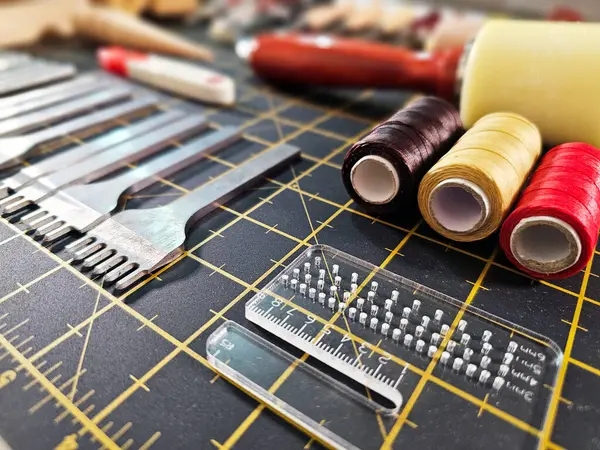 Deri teçhizat çantası. Deri işi. Yakın çekim çalışma araçları. Deri dikiş aletleri.