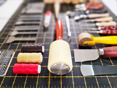 Deri teçhizat çantası. Deri işi. Yakın çekim çalışma araçları. Deri dikiş aletleri.