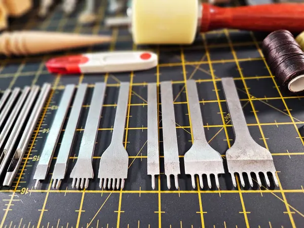 Deri teçhizat çantası. Deri işi. Yakın çekim çalışma araçları. Deri dikiş aletleri.