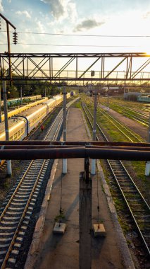 Demiryolu rayları. Tren raylarda. İstasyon, platform. Tren vagonları. Tren yolculuğu.