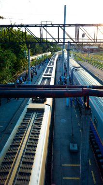 İstasyon önlüğü. Tren geldi. Yolcular geliyor. Platformdaki insanlar. Bavullu insanlar var. Köprü merdivenleri. Köprü.