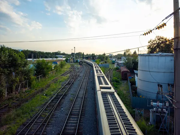 Demiryolu rayları. Tren raylarda. İstasyon, platform. Tren vagonları. Tren yolculuğu.