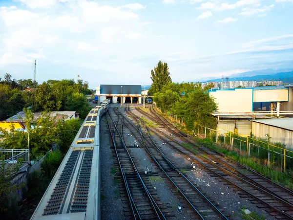 Demiryolu rayları. Tren raylarda. İstasyon, platform. Tren vagonları. Tren yolculuğu.