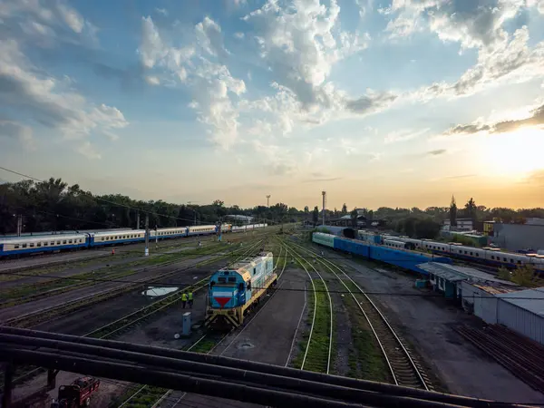 Demiryolu rayları. Tren raylarda. İstasyon, platform. Tren vagonları. Tren yolculuğu.