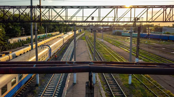 Demiryolu rayları. Tren raylarda. İstasyon, platform. Tren vagonları. Tren yolculuğu.