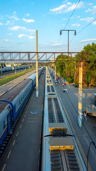 İstasyon önlüğü. Tren geldi. Yolcular geliyor. Platformdaki insanlar. Bavullu insanlar var. Köprü merdivenleri. Köprü.