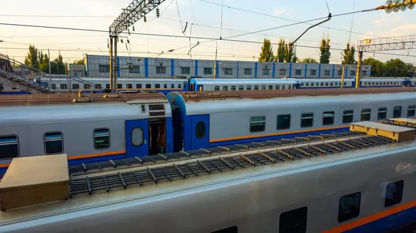 Arabanın kompozisyonu rayların üzerinde duruyor. Trenler raylarda. Talgo treni kalkışa hazırlanıyor..