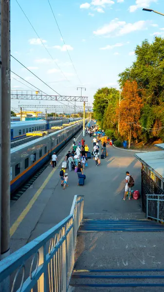 İstasyon önlüğü. Tren geldi. Yolcular geliyor. Platformdaki insanlar. Bavullu insanlar var. Köprü merdivenleri. Köprü.