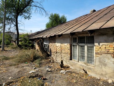 Eski terk edilmiş bir fabrika. Paslı bir kule. Hücresel antenler. Çöken bir bina..