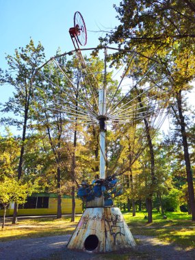 Terk edilmiş bir parkta çocukların eğlencesi. Çocuk parkında çalışmayan bir eğlence. Paslı salıncaklar.