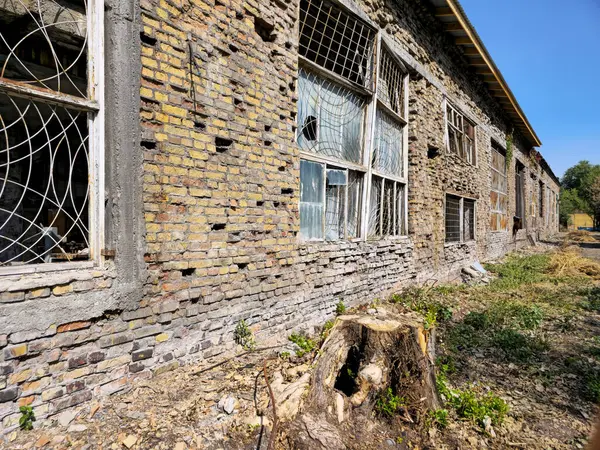 Eski terk edilmiş bir fabrika. Paslı bir kule. Hücresel antenler. Çöken bir bina..