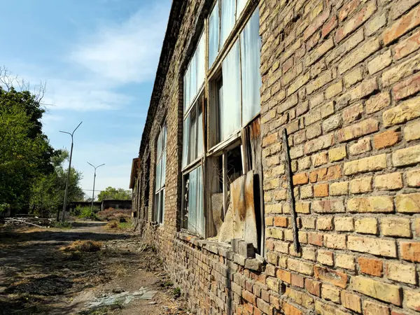 Eski terk edilmiş bir fabrika. Paslı bir kule. Hücresel antenler. Çöken bir bina..