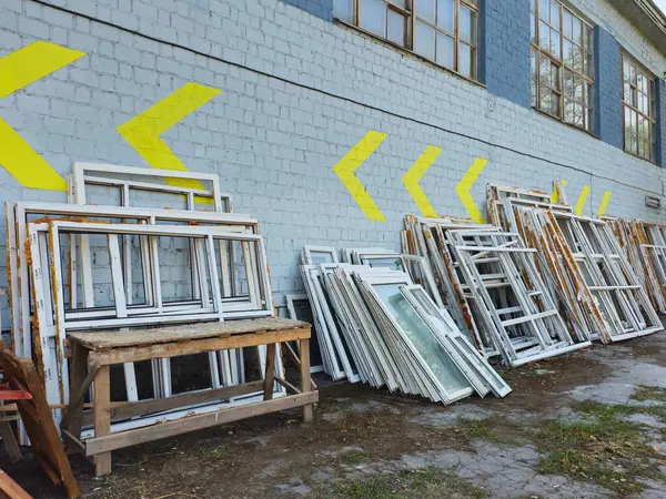 Pencere çerçeveleri, yeni pencereler, binadaki pencerelerin restorasyonu.