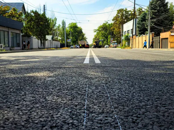Geniş, asfalt yol. Yol işaretleri. Yolda inşaat malzemeleri var..