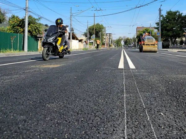 Geniş, asfalt yol. Yol işaretleri. Yolda inşaat malzemeleri var..