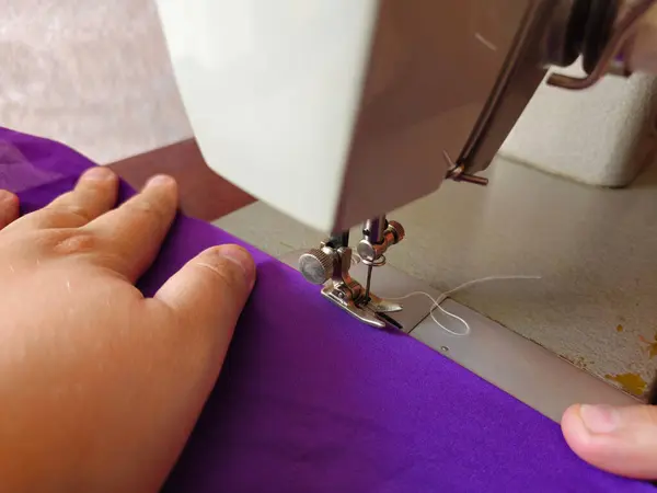 Eski dikiş makinesi. Dikiş makinesi iğnesi. Eski bir dikiş makinesine dikiş dikiyorum..