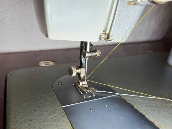 Eski dikiş makinesi. Dikiş makinesi iğnesi. Eski bir dikiş makinesine dikiş dikiyorum..